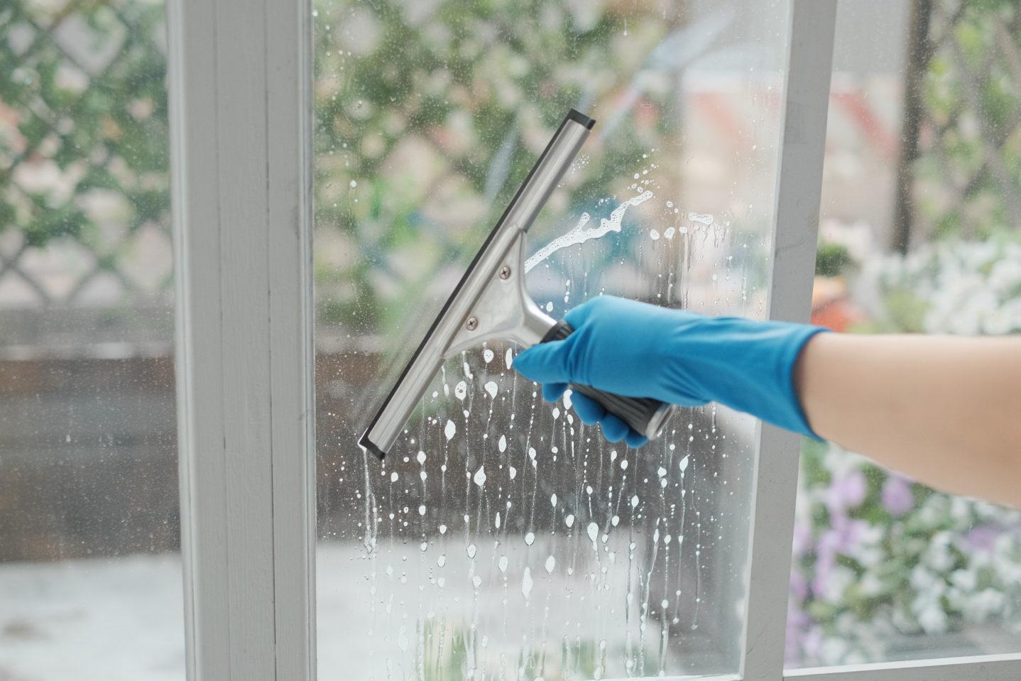 Как эффективно помыть окна без разводов. Мытье окон. Мойка окон. Мойка окон профессиональная. Чистые окна.