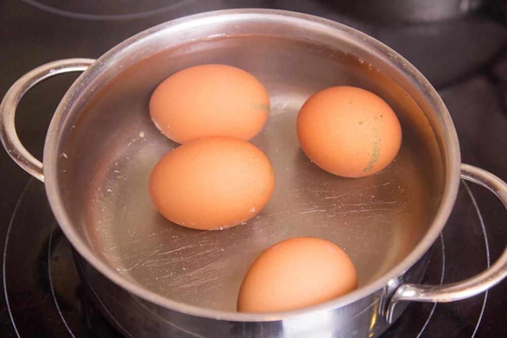 Яйца вкрутую в кипящей воде. Яйца в кастрюле. Отварка яиц. Отварить яйца. Как правильно варить яйца.