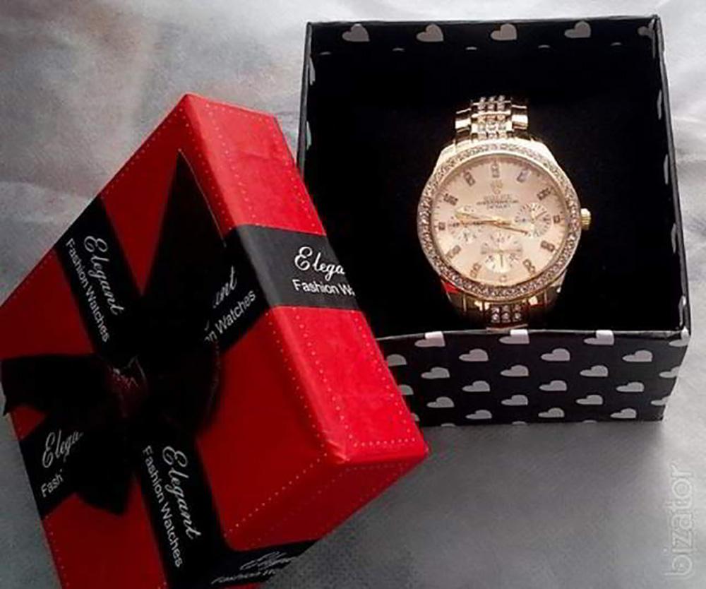 Часы в магазине в коробке. Часы в подарок. Наручные часы в подарок. Часы мужские в коробке. Часы мужские наручные в подарок.