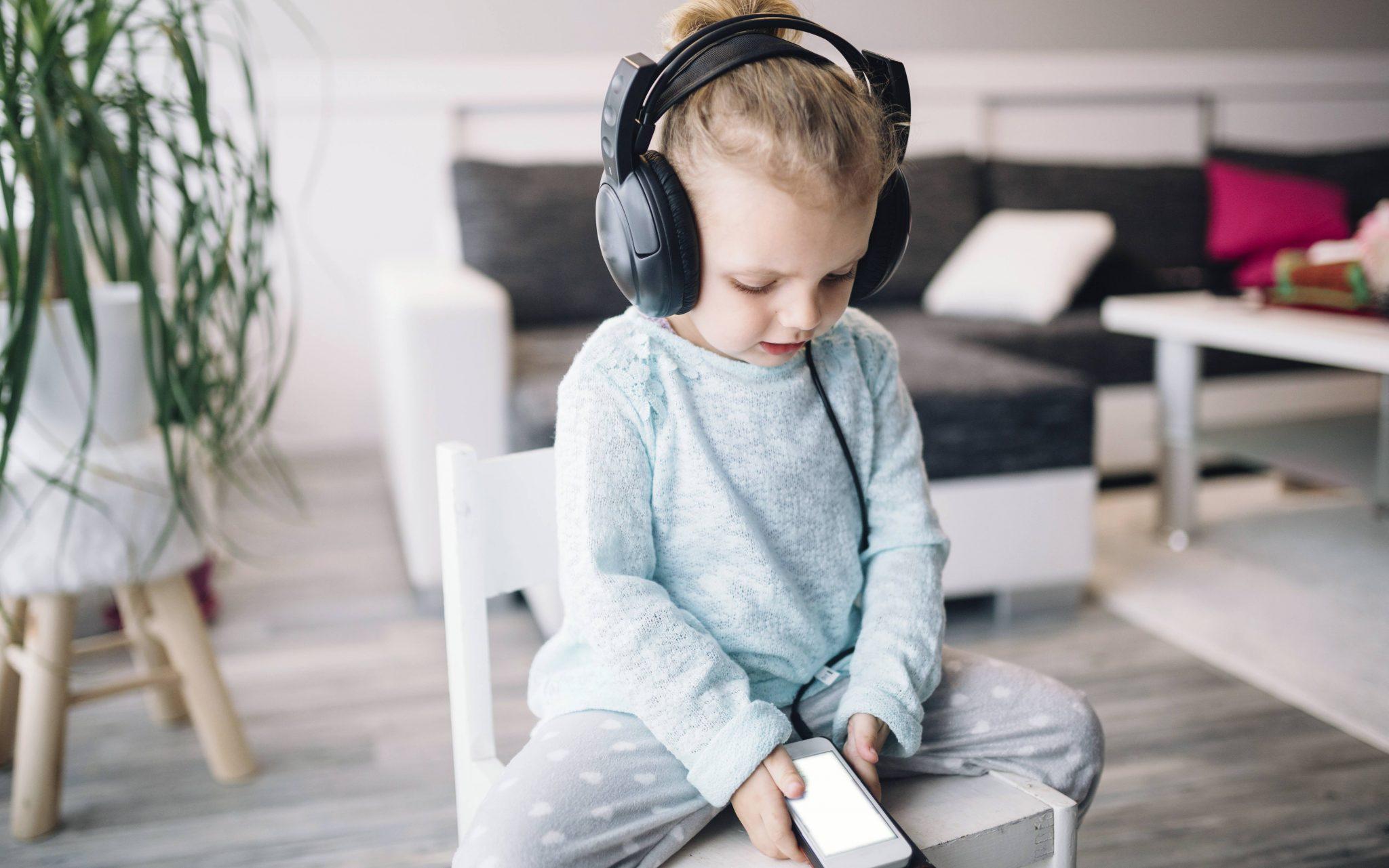 Прослушивание музыки дети