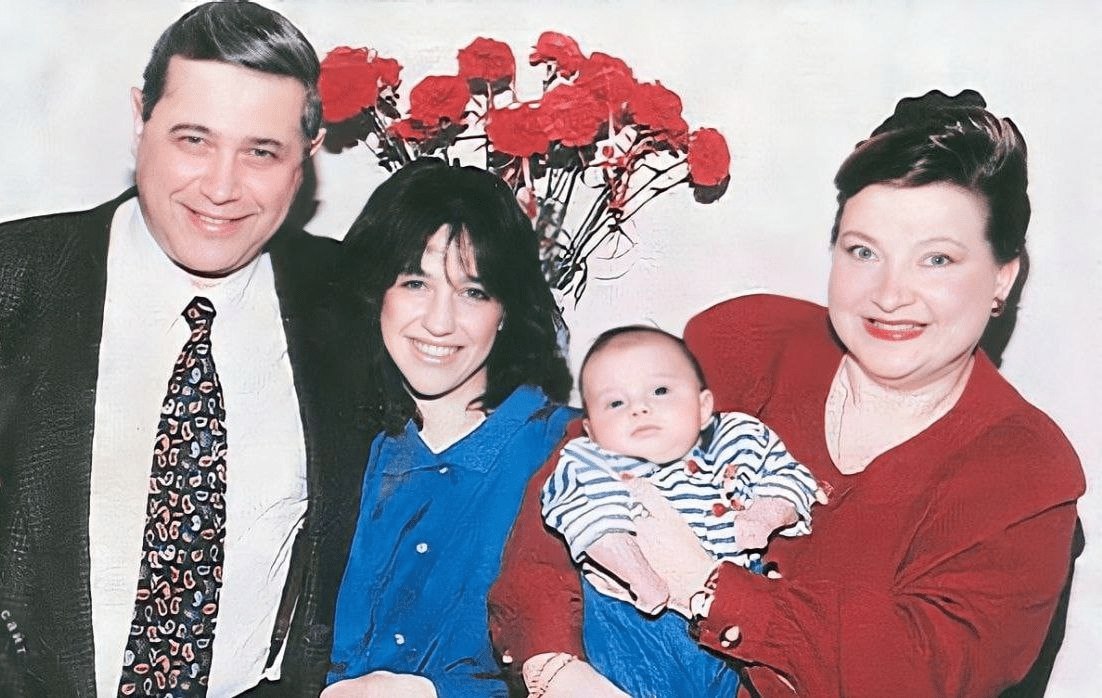 У петросяна родился еще ребенок. Дочь Петросяна и Степаненко.