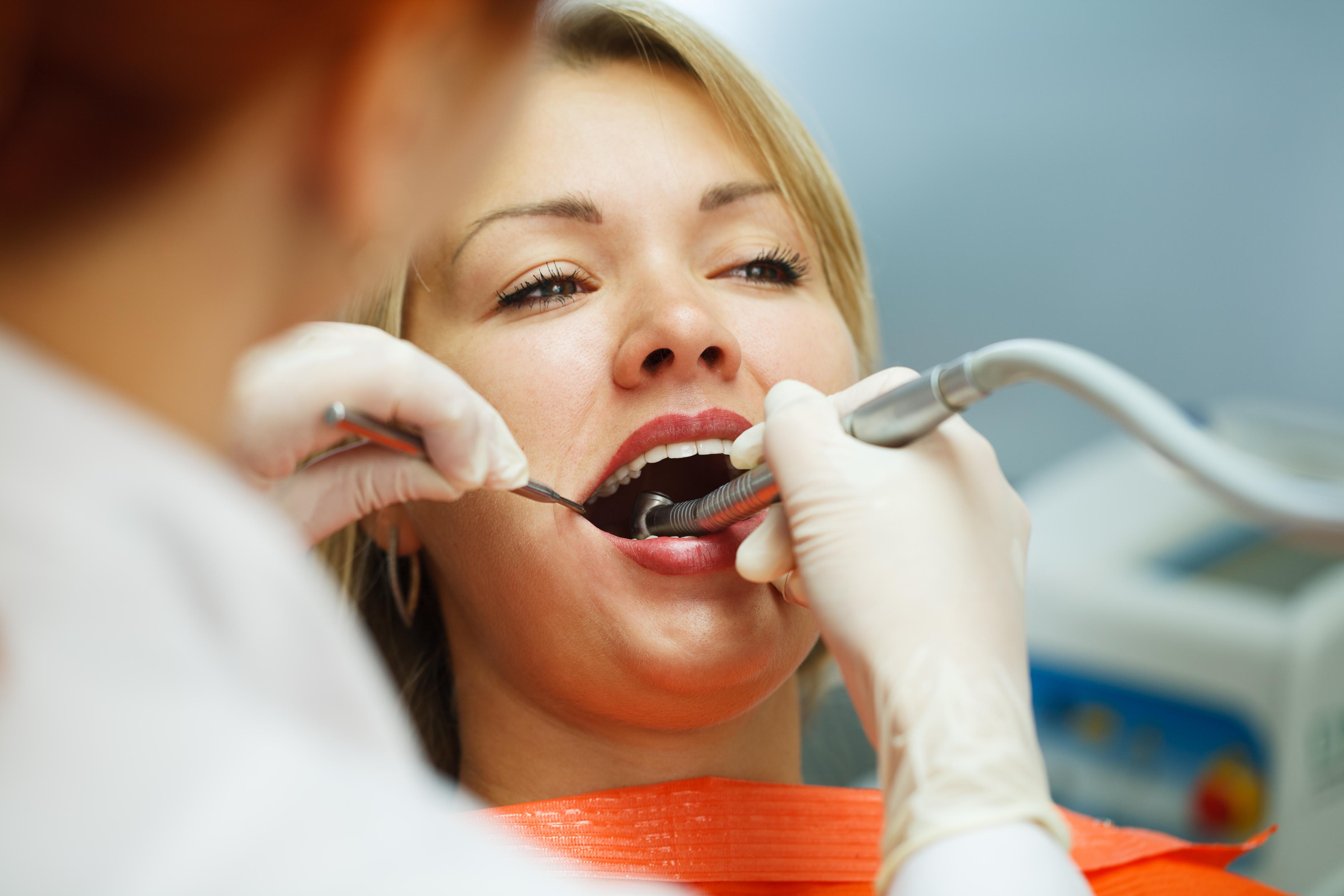 Профессиональная чистка зубов у стоматолога